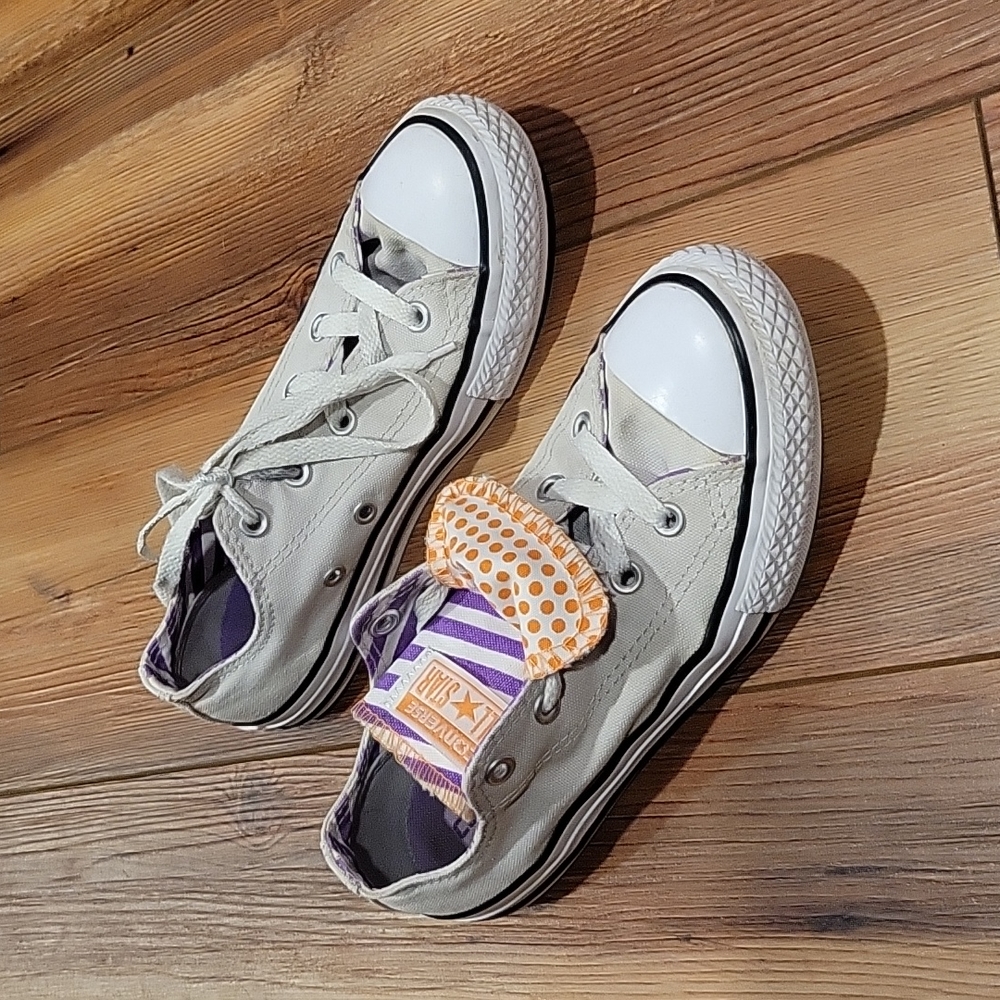 Stone / light gray converse with flip tongue
